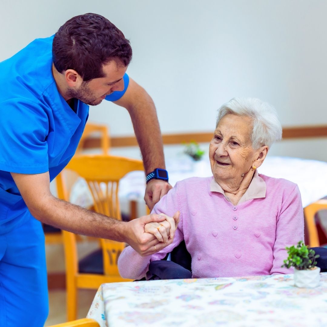 העסקת עובד זר בסיעוד – איך התהליך יכול להפחית פחדים וליצור ביטחון למשפחה